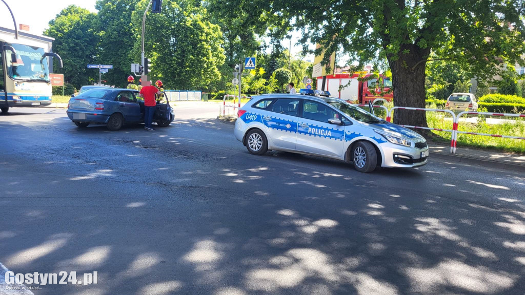 Kolizja samochodów przy gostyńskim kinie