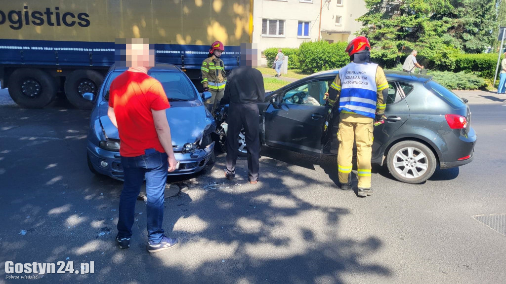 Kolizja samochodów przy gostyńskim kinie
