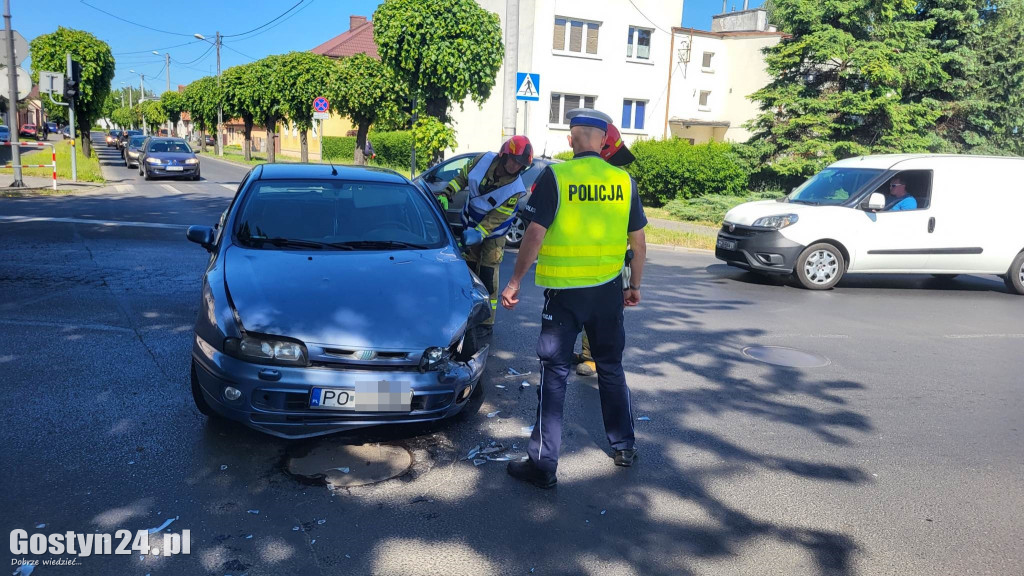 Kolizja samochodów przy gostyńskim kinie