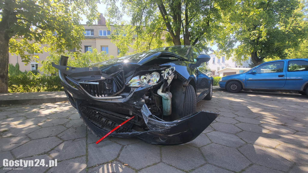 Kolizja samochodów przy gostyńskim kinie