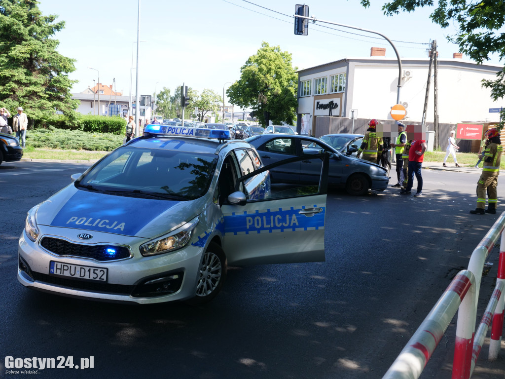 Kolizja samochodów przy gostyńskim kinie