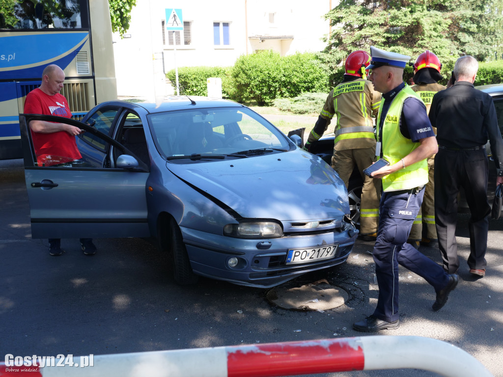 Kolizja samochodów przy gostyńskim kinie