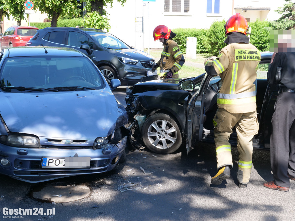 Kolizja samochodów przy gostyńskim kinie