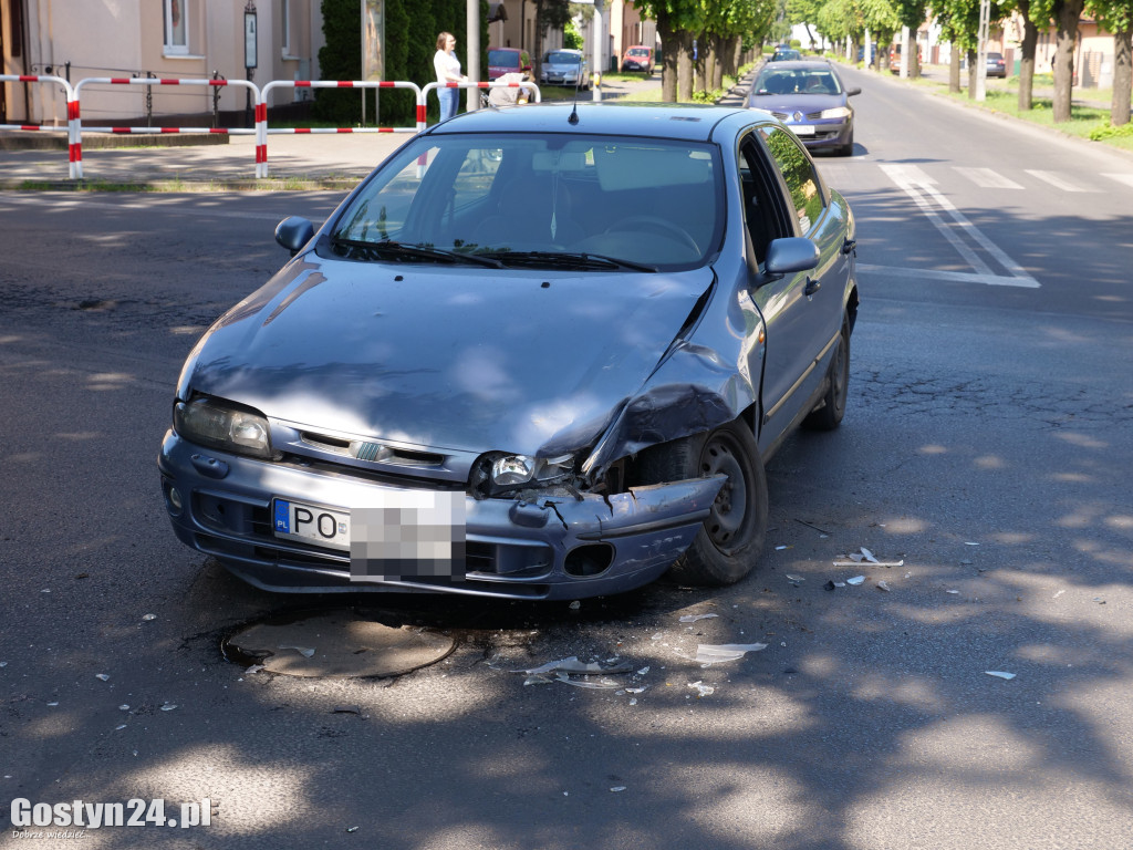 Kolizja samochodów przy gostyńskim kinie