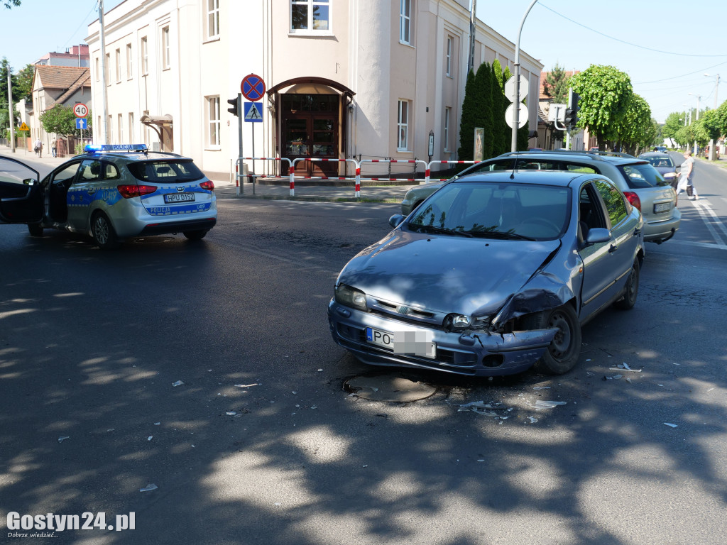 Kolizja samochodów przy gostyńskim kinie