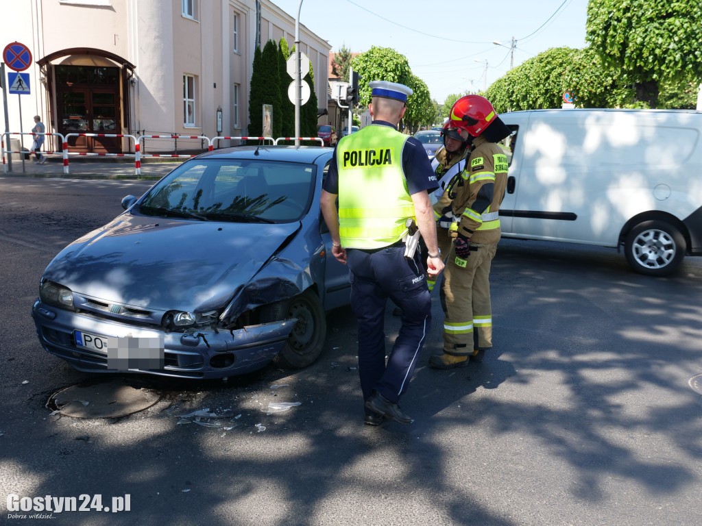 Kolizja samochodów przy gostyńskim kinie