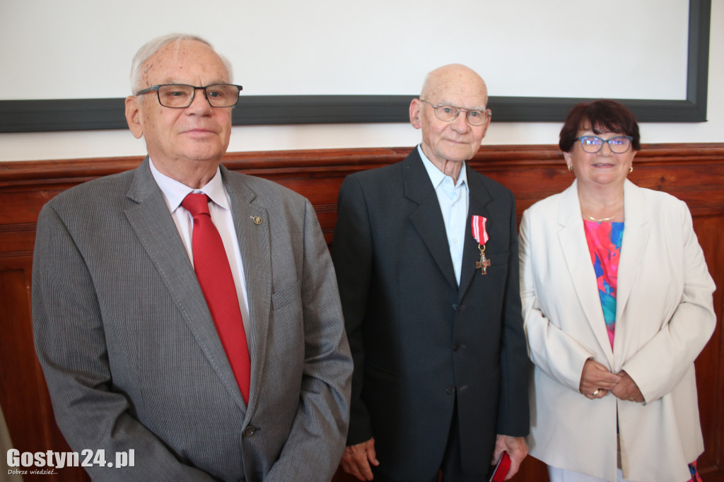 Odznaczenia kombatanckie dla burmistrza i radnych