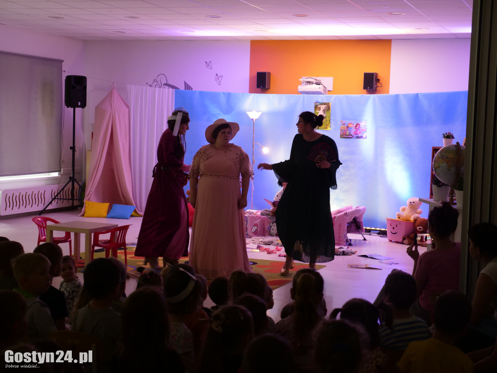Rodzice przygotowali spektakl dla swoich dzieci w Karolewie