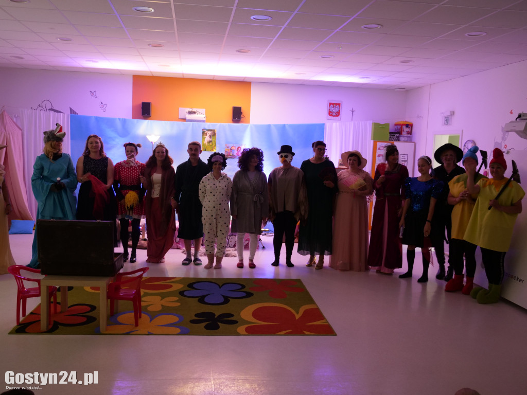 Rodzice przygotowali spektakl dla swoich dzieci w Karolewie
