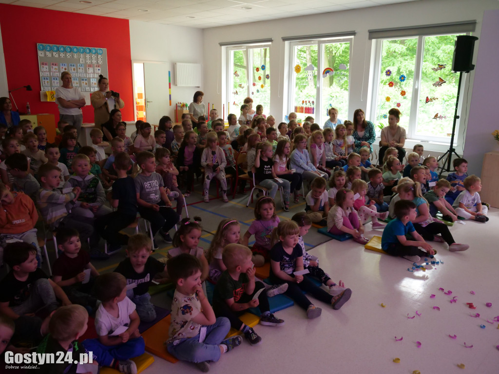 Rodzice przygotowali spektakl dla swoich dzieci w Karolewie