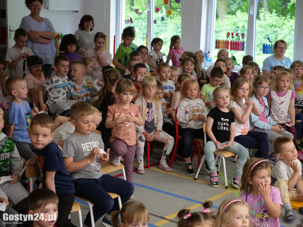 Rodzice przygotowali spektakl dla swoich dzieci w Karolewie