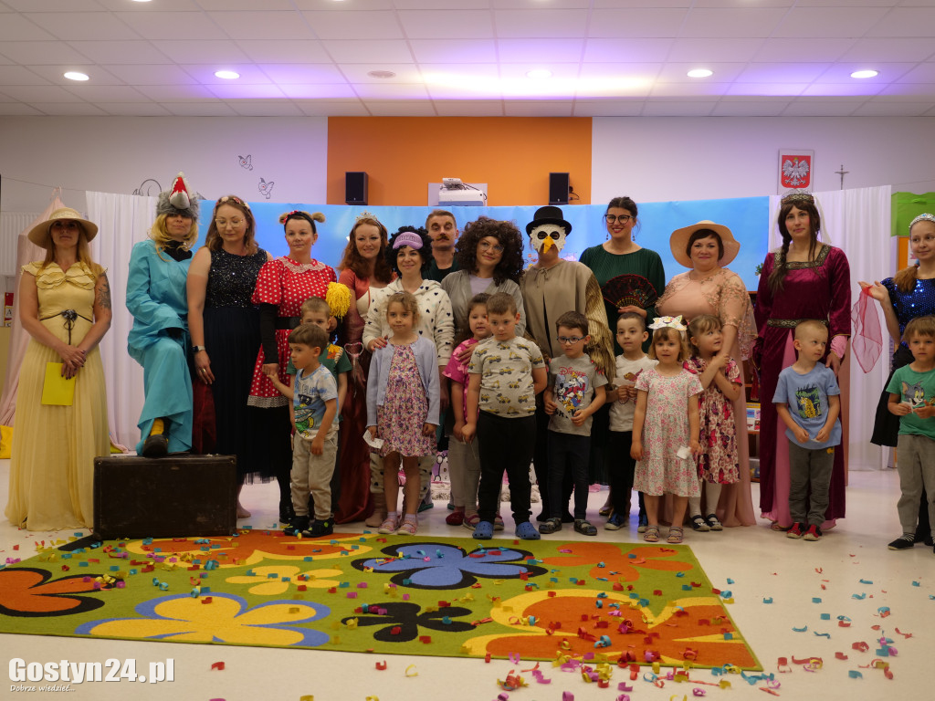 Rodzice przygotowali spektakl dla swoich dzieci w Karolewie