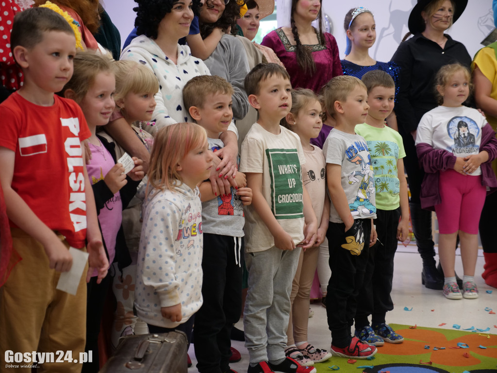 Rodzice przygotowali spektakl dla swoich dzieci w Karolewie