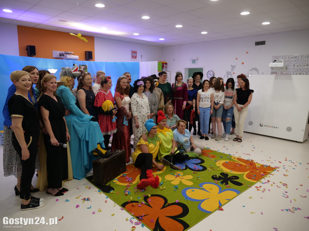Rodzice przygotowali spektakl dla swoich dzieci w Karolewie