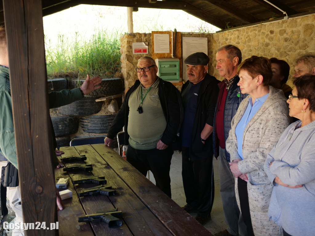 Szkolenie dla seniorów na strzelnicy w Ostrowie