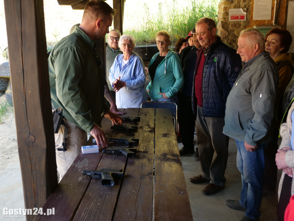 Szkolenie dla seniorów na strzelnicy w Ostrowie
