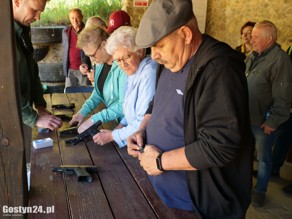 Szkolenie dla seniorów na strzelnicy w Ostrowie