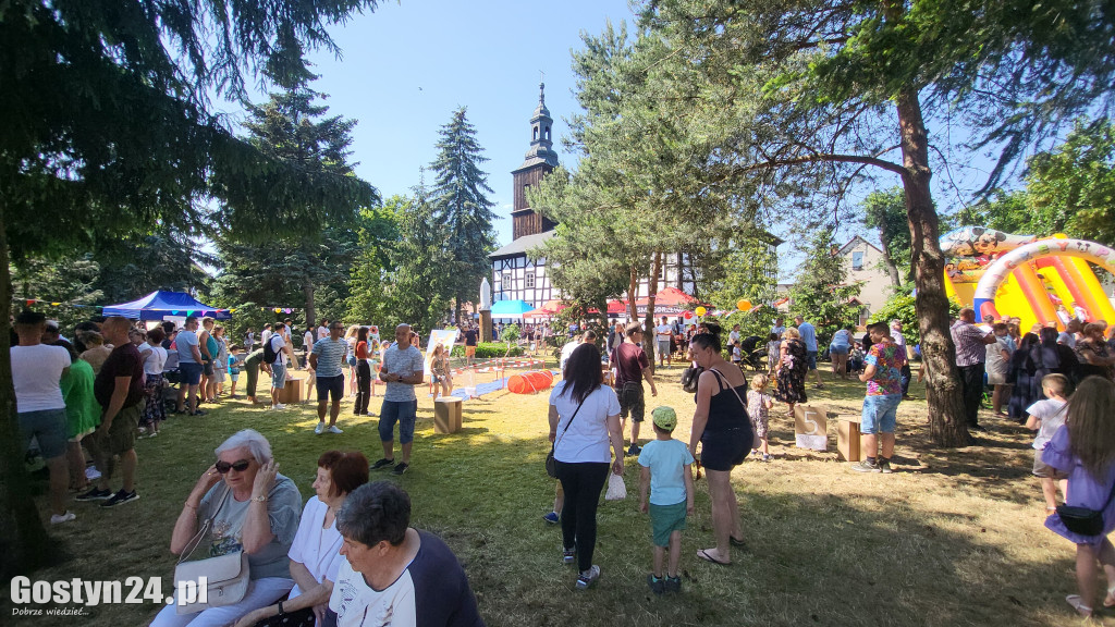 Festyn parafialny przy kościele w Piaskach