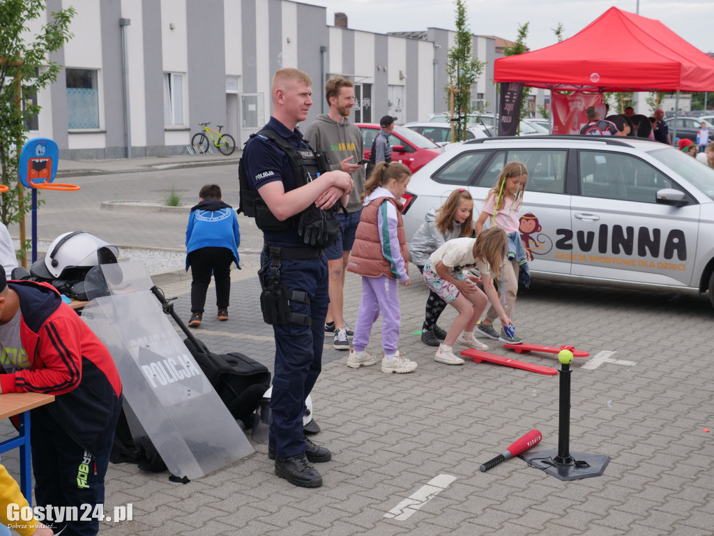 Piknik Bezpieczne Wakacje na gostyńskim targowisku