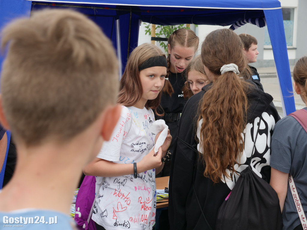 Piknik Bezpieczne Wakacje na gostyńskim targowisku