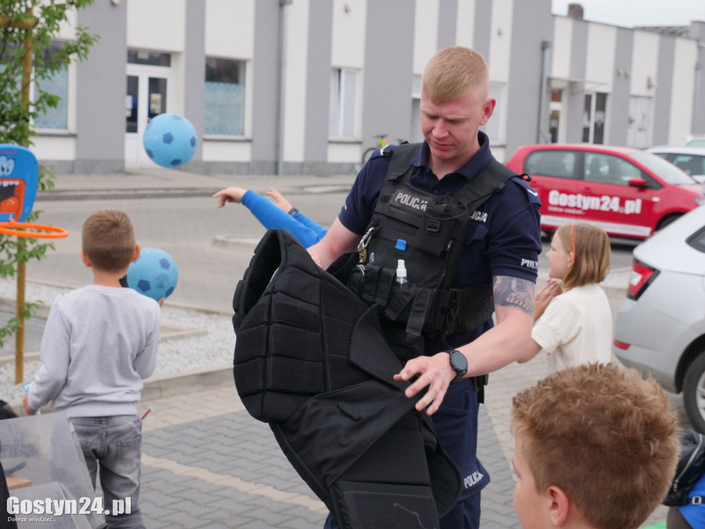 Piknik Bezpieczne Wakacje na gostyńskim targowisku