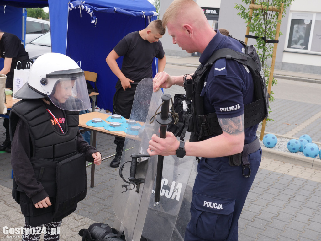 Piknik Bezpieczne Wakacje na gostyńskim targowisku