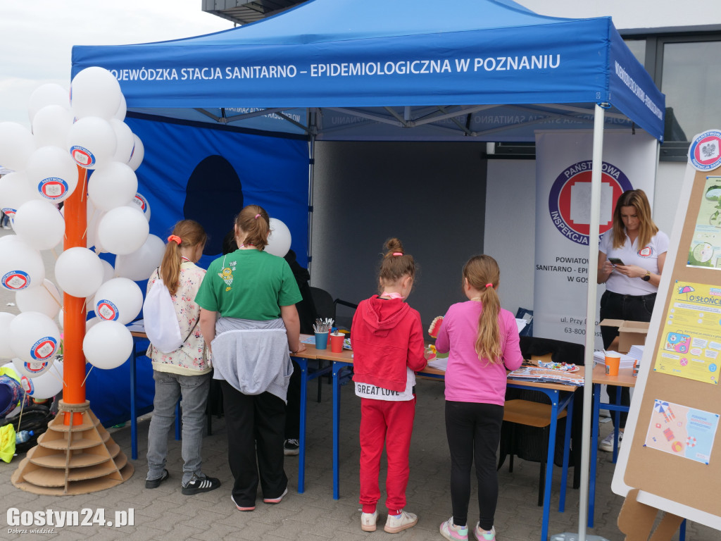 Piknik Bezpieczne Wakacje na gostyńskim targowisku