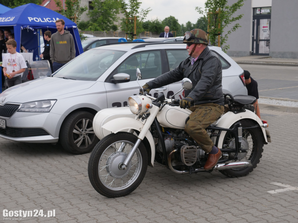 Piknik Bezpieczne Wakacje na gostyńskim targowisku