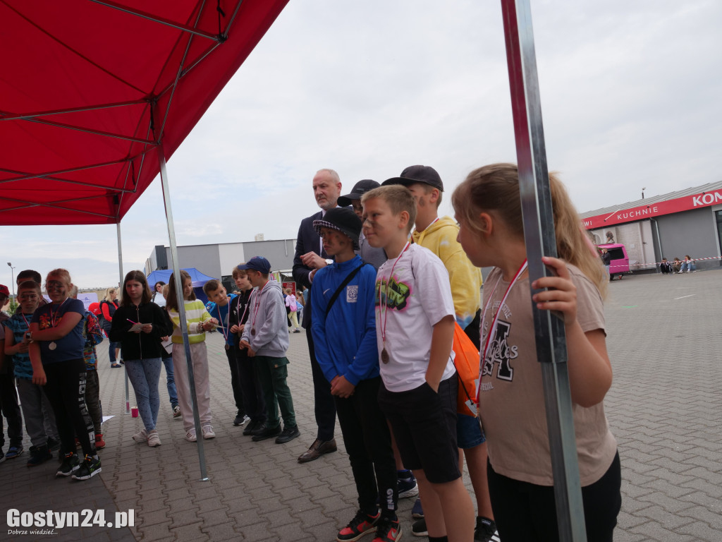 Piknik Bezpieczne Wakacje na gostyńskim targowisku