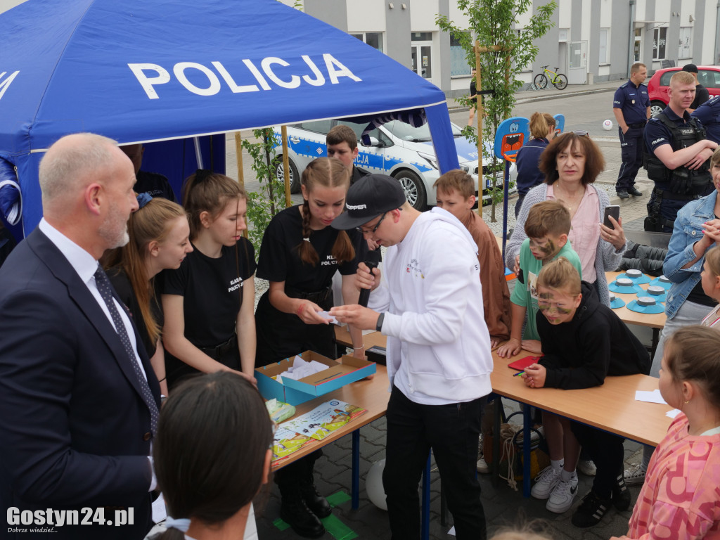 Piknik Bezpieczne Wakacje na gostyńskim targowisku