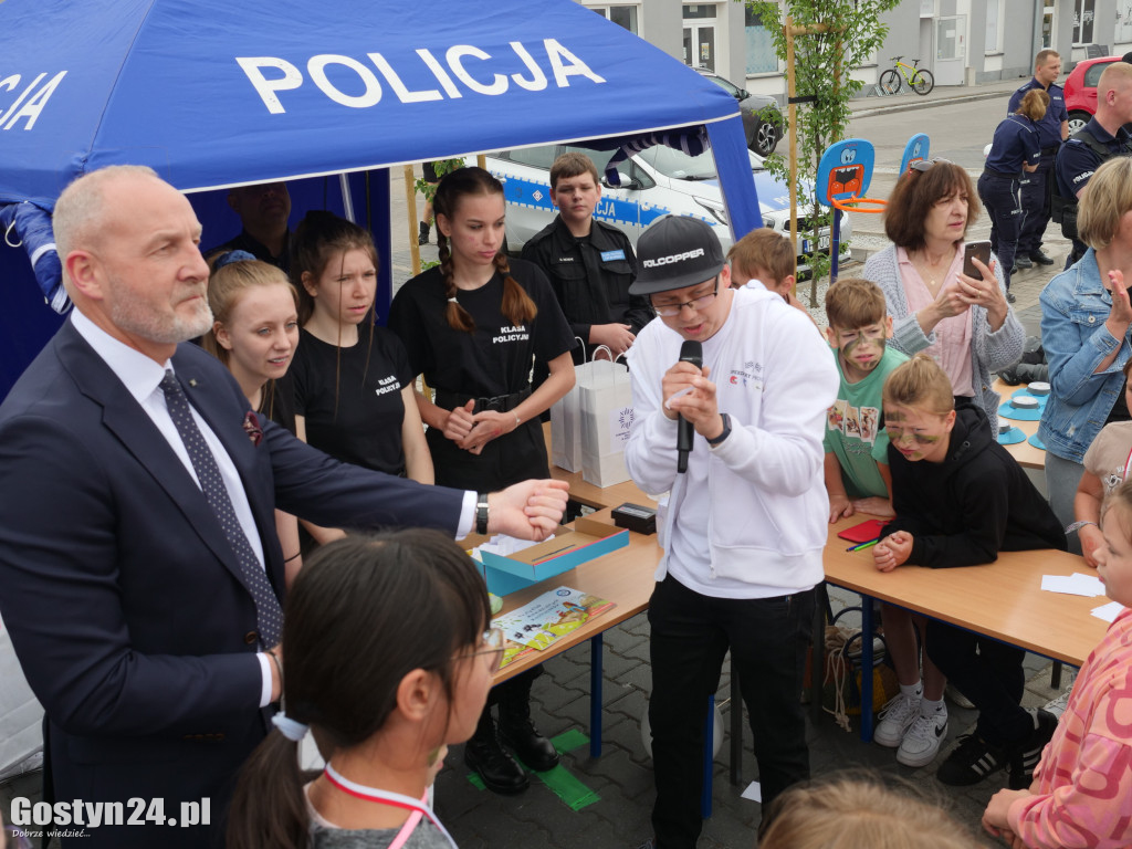 Piknik Bezpieczne Wakacje na gostyńskim targowisku