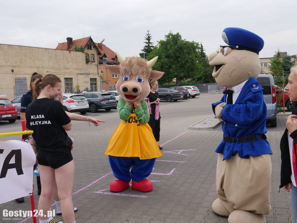 Piknik Bezpieczne Wakacje na gostyńskim targowisku