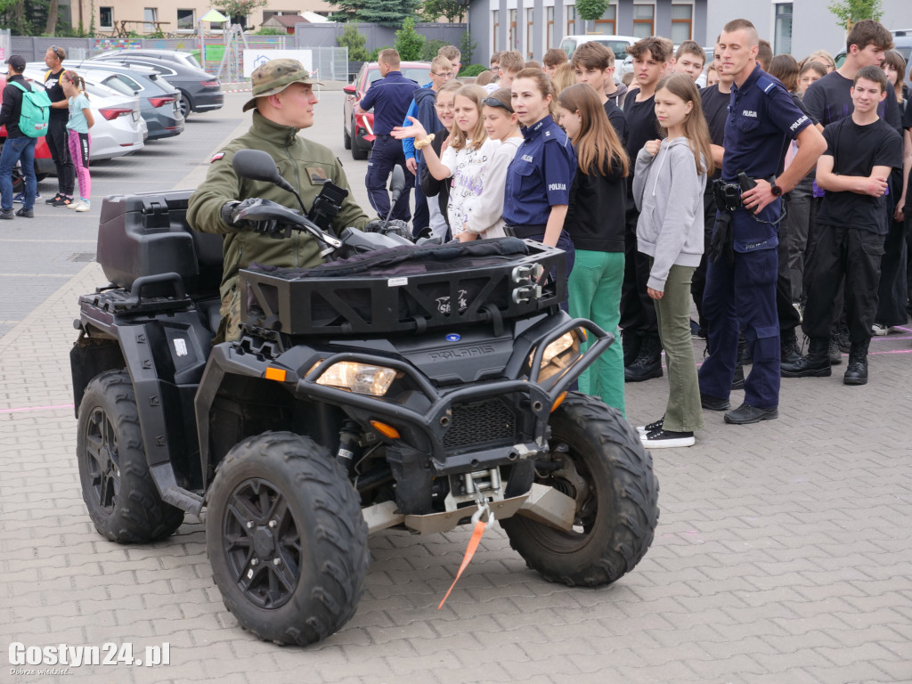 Piknik Bezpieczne Wakacje na gostyńskim targowisku