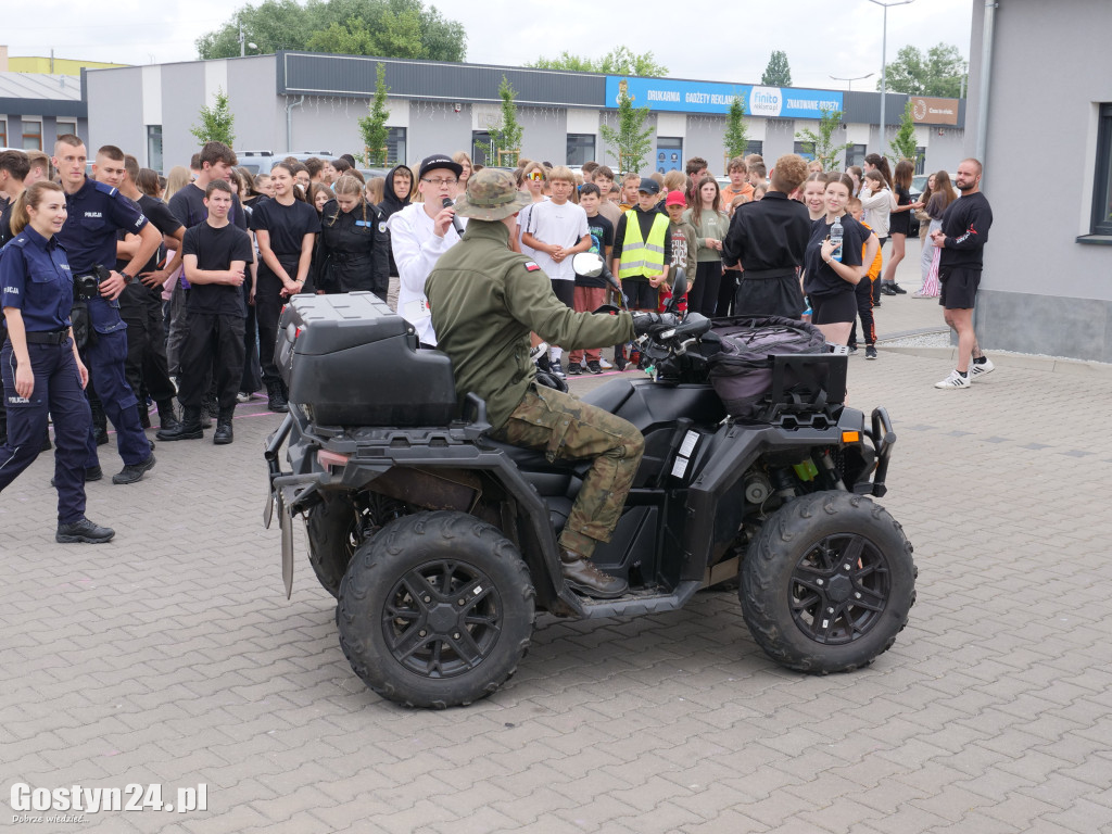 Piknik Bezpieczne Wakacje na gostyńskim targowisku