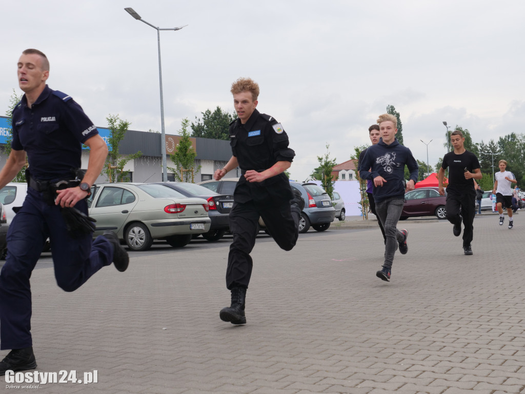 Piknik Bezpieczne Wakacje na gostyńskim targowisku