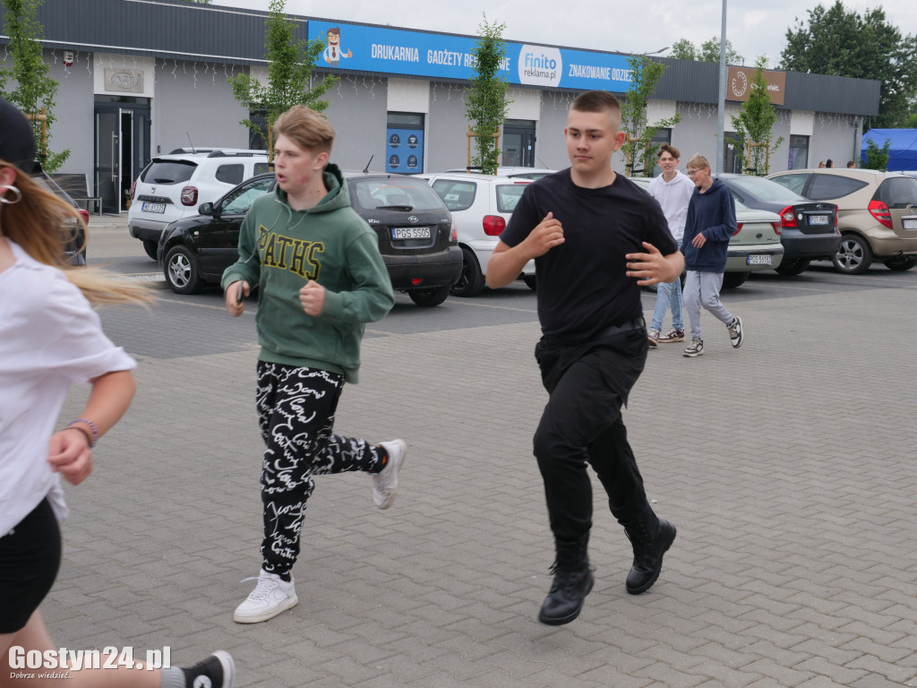 Piknik Bezpieczne Wakacje na gostyńskim targowisku