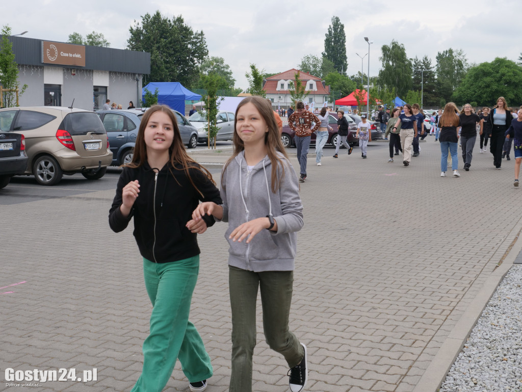 Piknik Bezpieczne Wakacje na gostyńskim targowisku