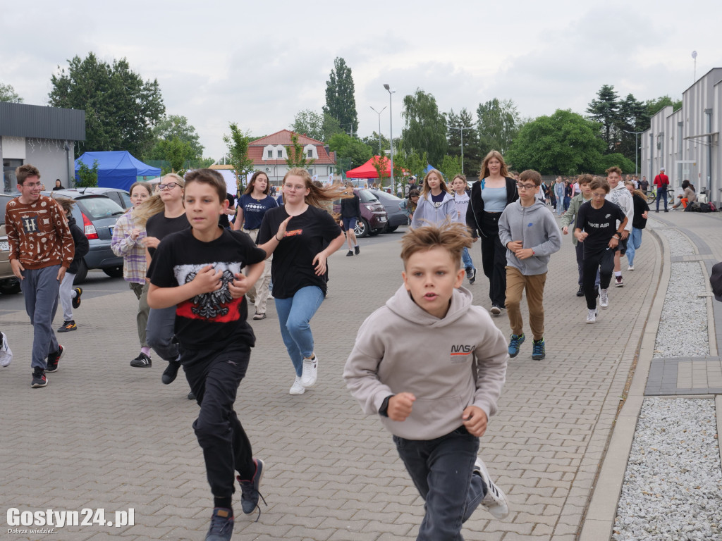 Piknik Bezpieczne Wakacje na gostyńskim targowisku