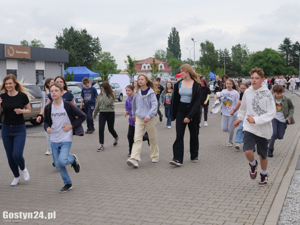 Piknik Bezpieczne Wakacje na gostyńskim targowisku