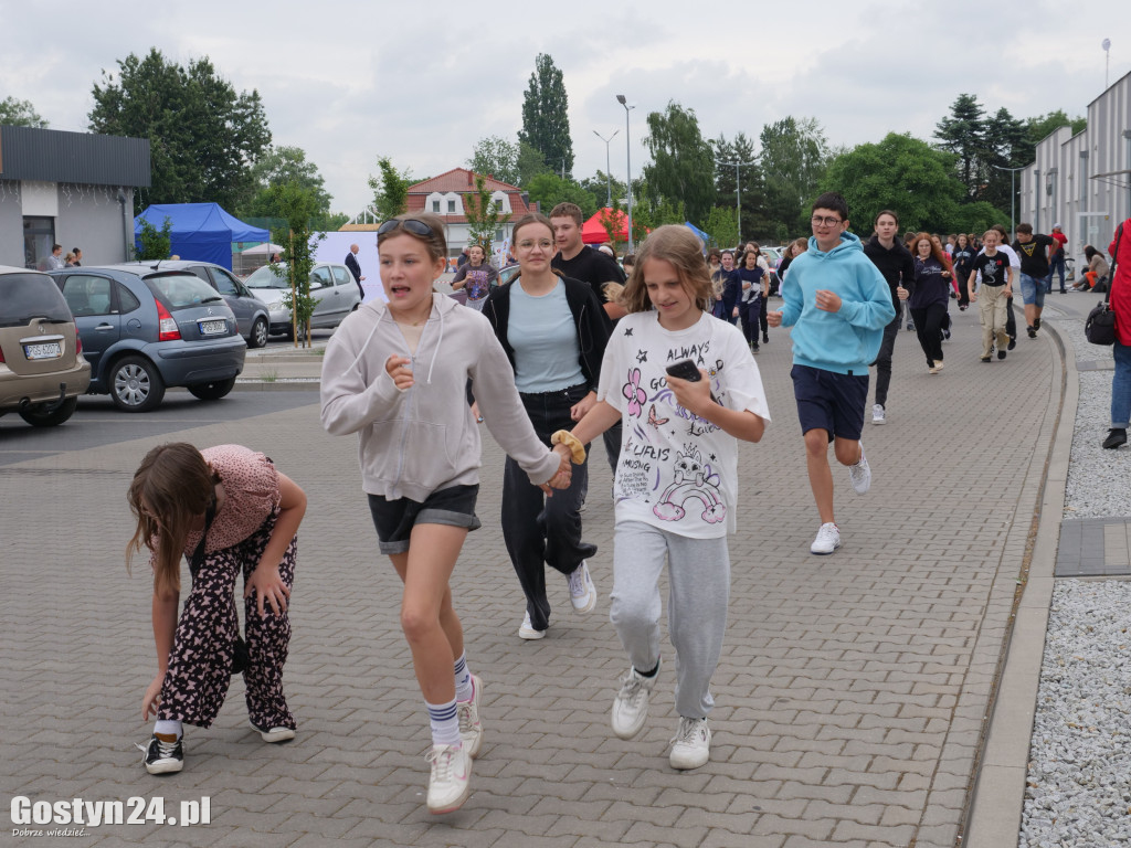 Piknik Bezpieczne Wakacje na gostyńskim targowisku