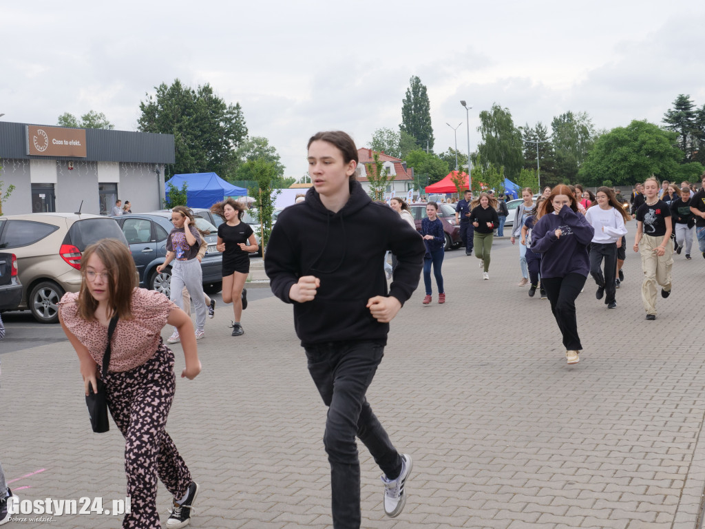 Piknik Bezpieczne Wakacje na gostyńskim targowisku