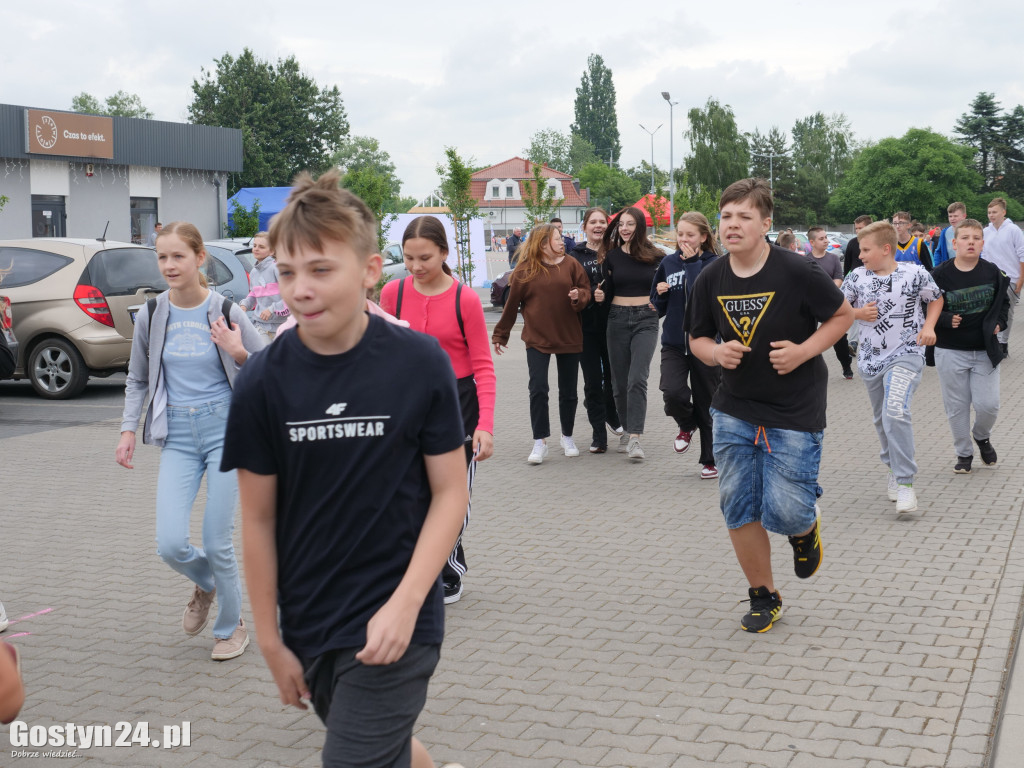 Piknik Bezpieczne Wakacje na gostyńskim targowisku