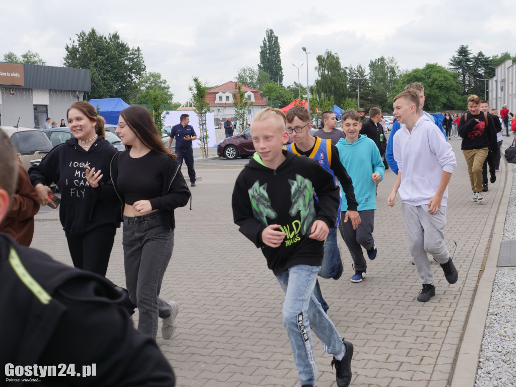Piknik Bezpieczne Wakacje na gostyńskim targowisku
