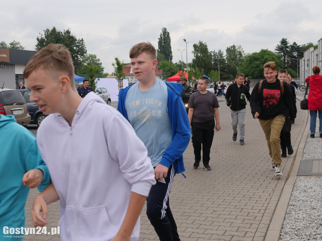 Piknik Bezpieczne Wakacje na gostyńskim targowisku