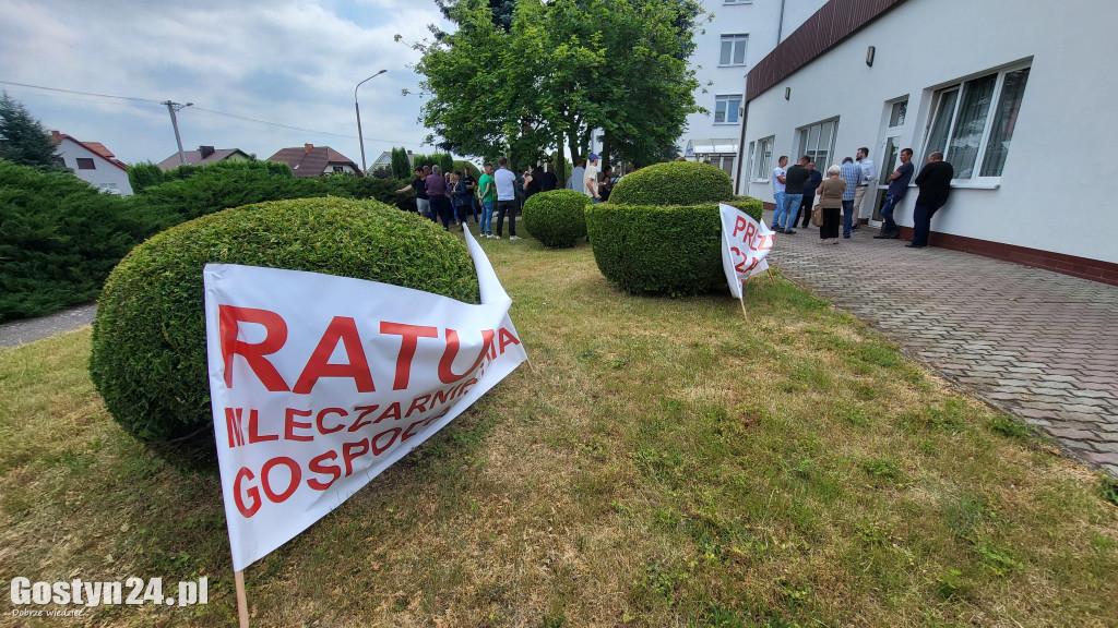 Protest rolników przed gostyńską mleczarnią