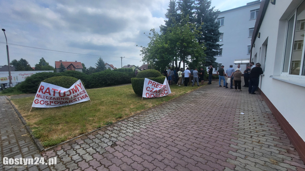 Protest rolników przed gostyńską mleczarnią