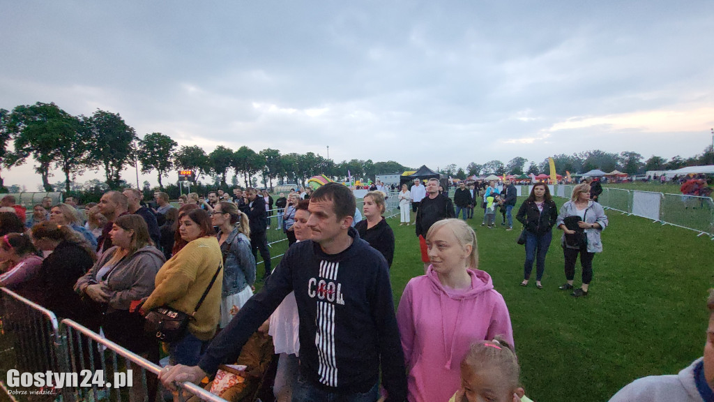 Jacek Stachursky na scenie w Pępowie