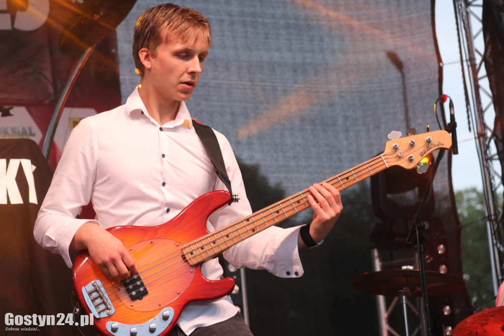 Jacek Stachursky na scenie w Pępowie
