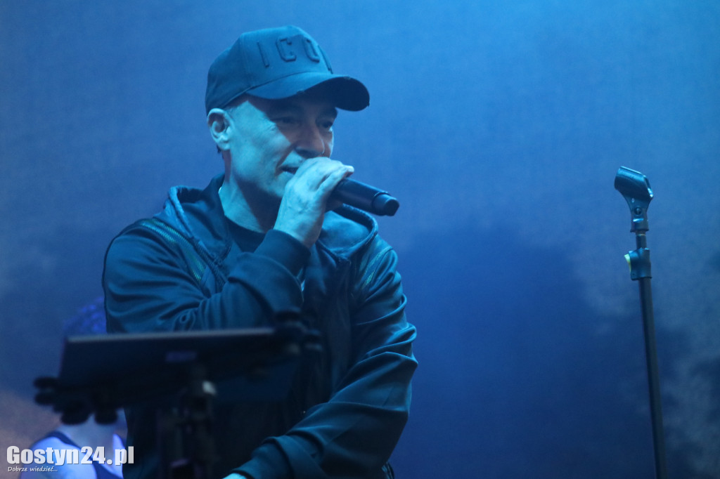 Jacek Stachursky na scenie w Pępowie