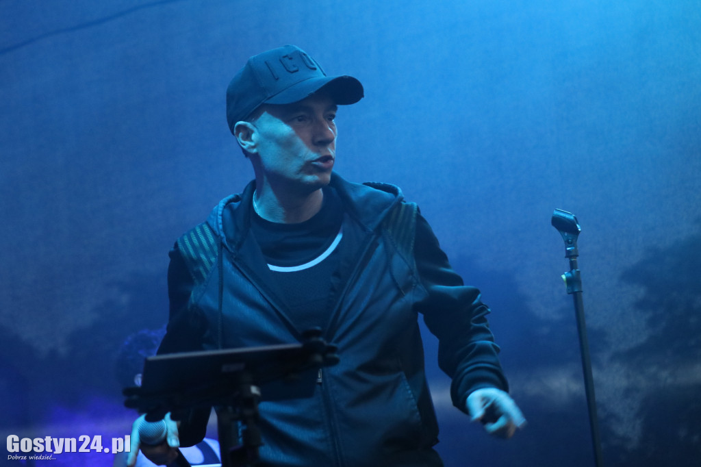Jacek Stachursky na scenie w Pępowie